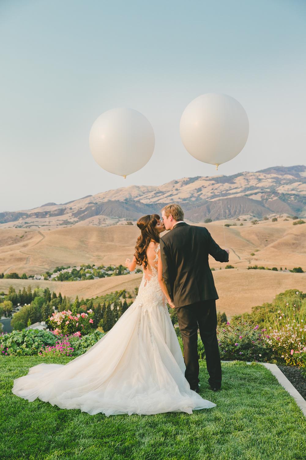20 Wedding Photos That Prove Balloons Aren't Just For Birthday Parties