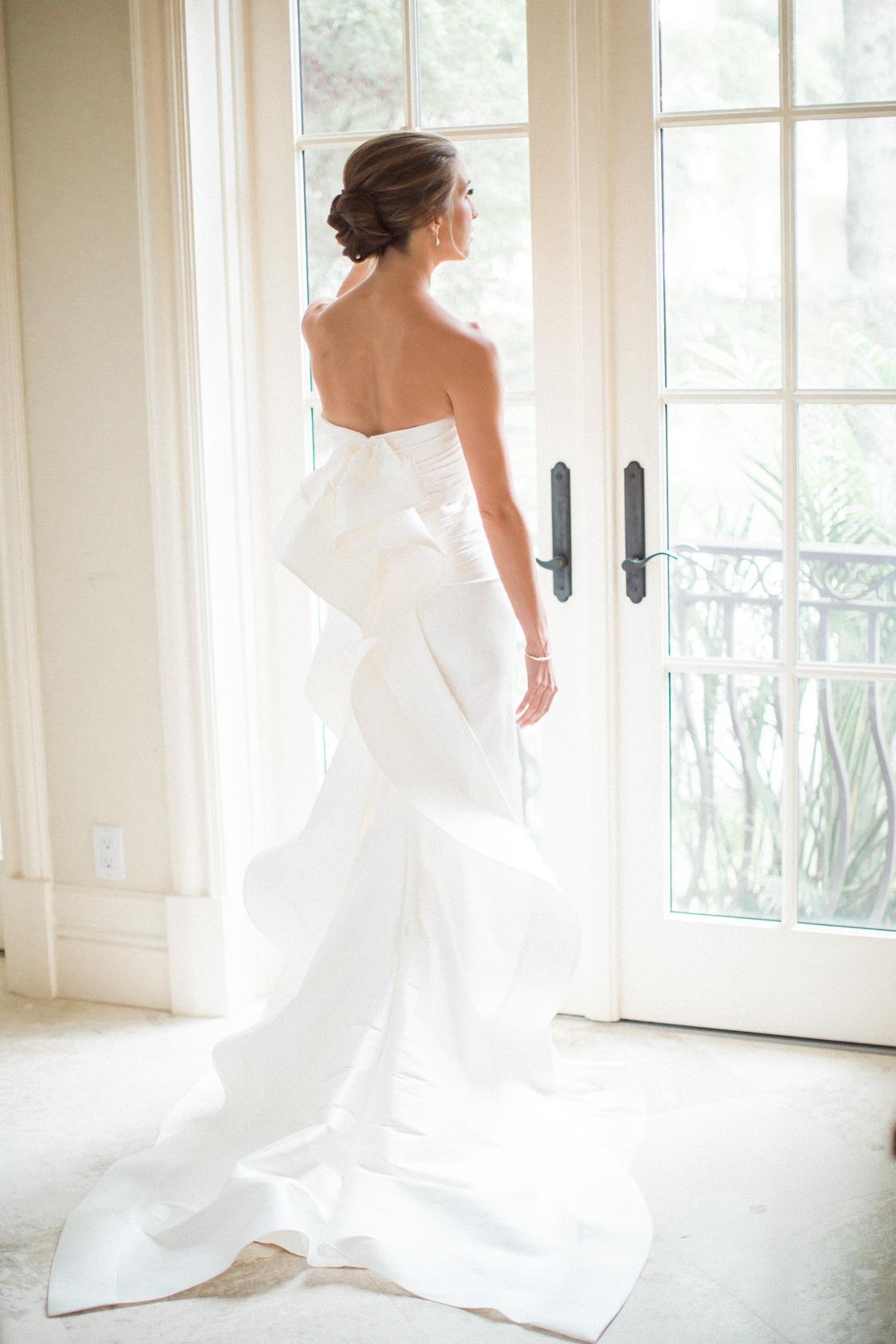 This Oscar De La Renta Gown Set the Scene for a Classic Seaside Weding