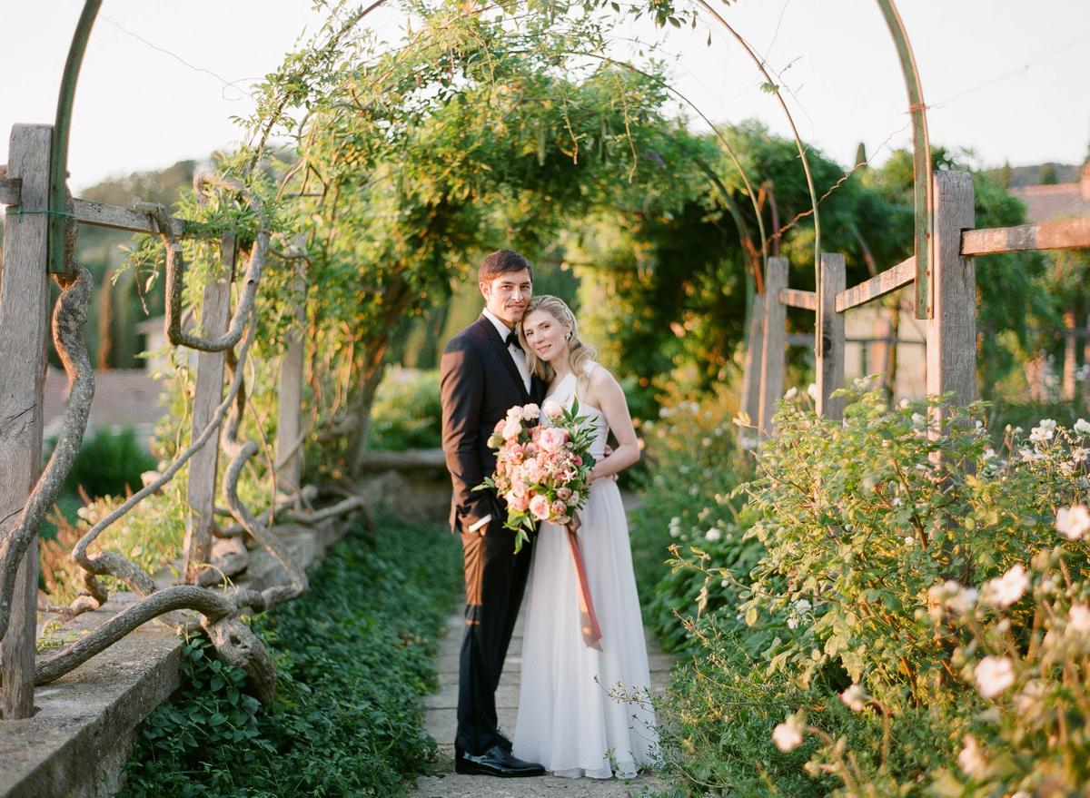 Elegant Pink Tuscan Wedding at La Foce in Italy display picture 3