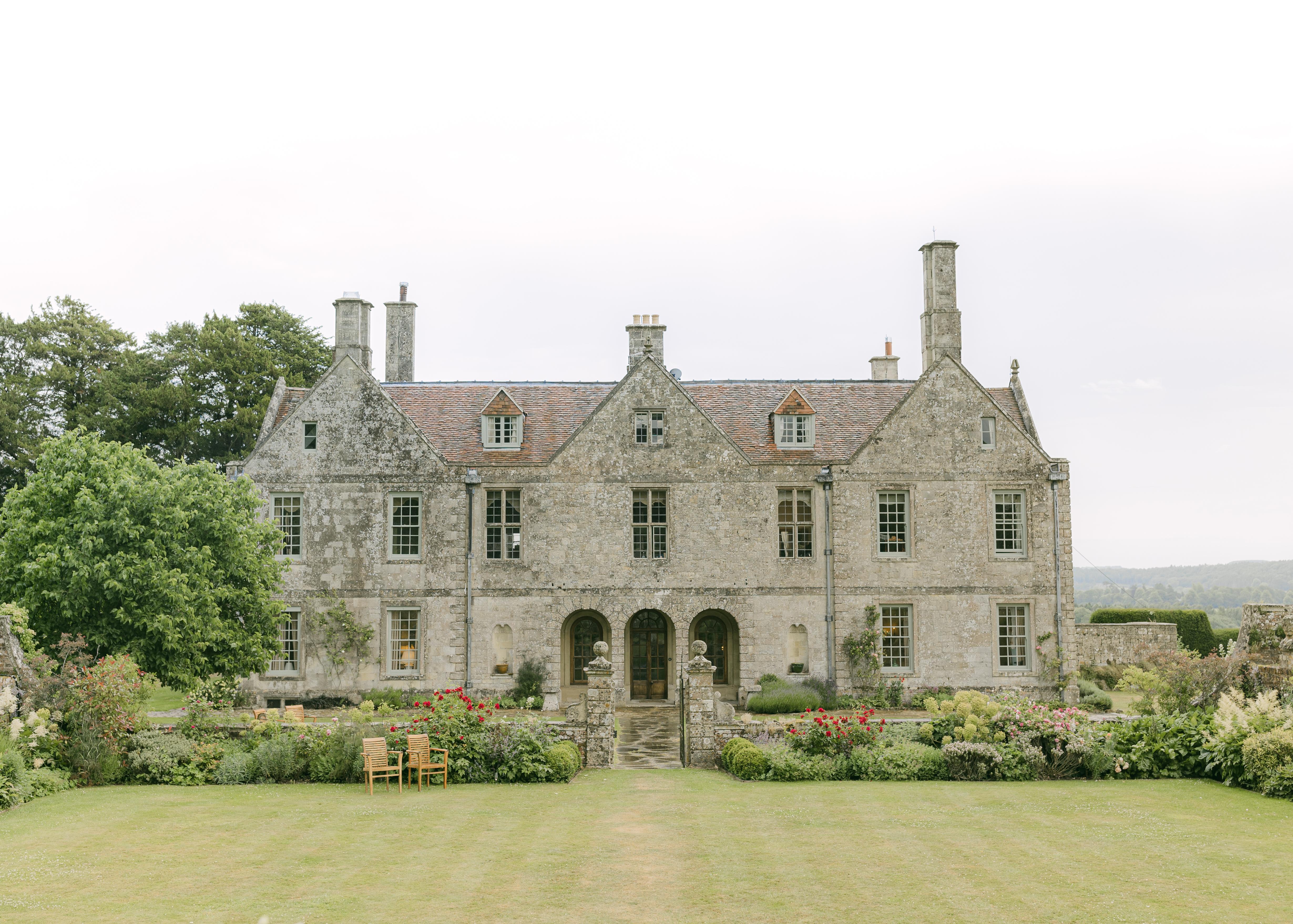 This English Countryside Wedding Is the Quintessential Dream for the Classic Bride-To-Be!
