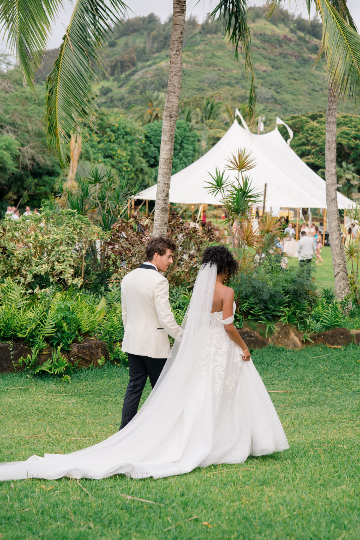 A Hawaiian Take on the Bridgerton Aesthetic Done Perfectly at Loulu Palm Estate