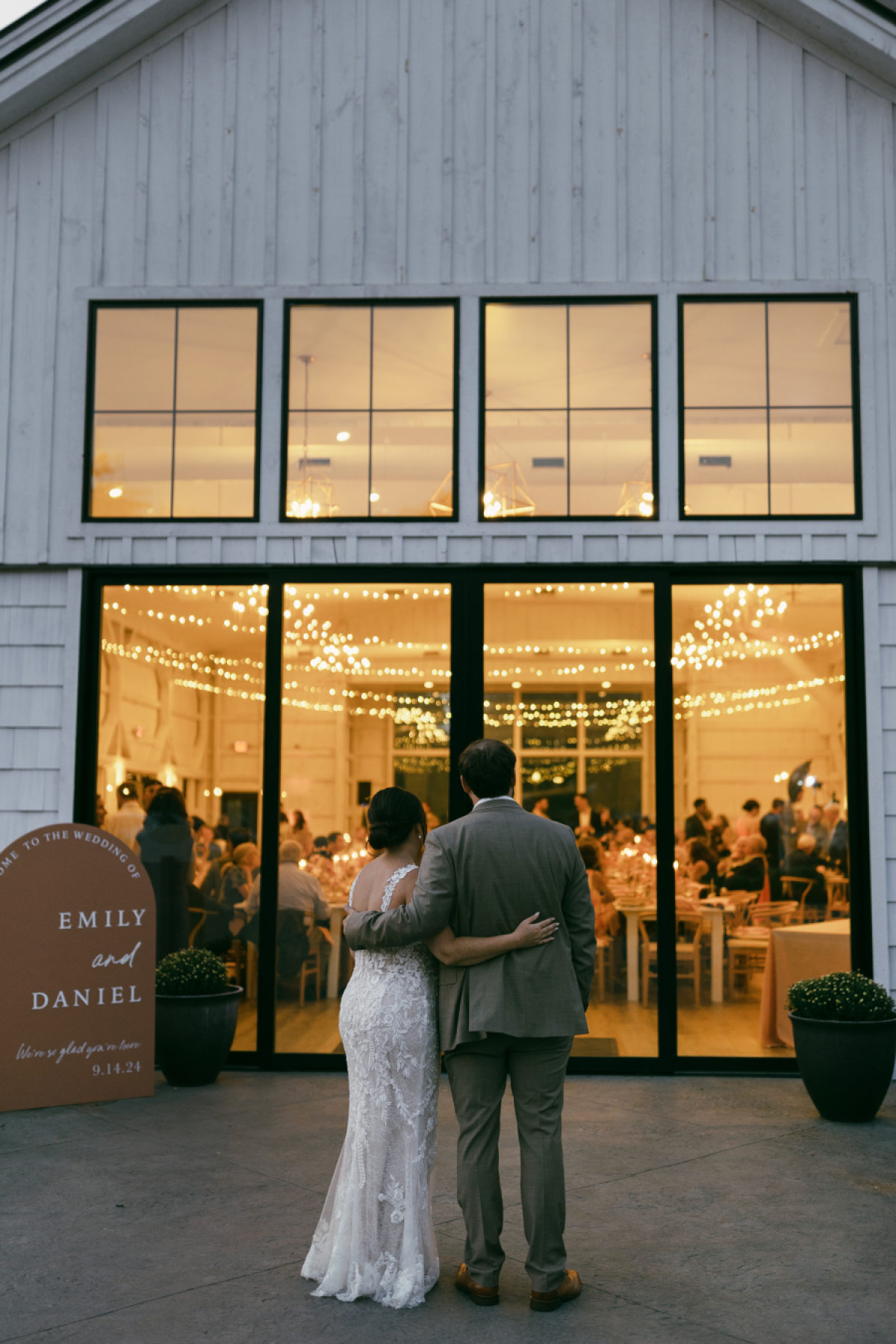 A Sunset Palette Fall Wedding That Blends Trendy Style With Classic Charm