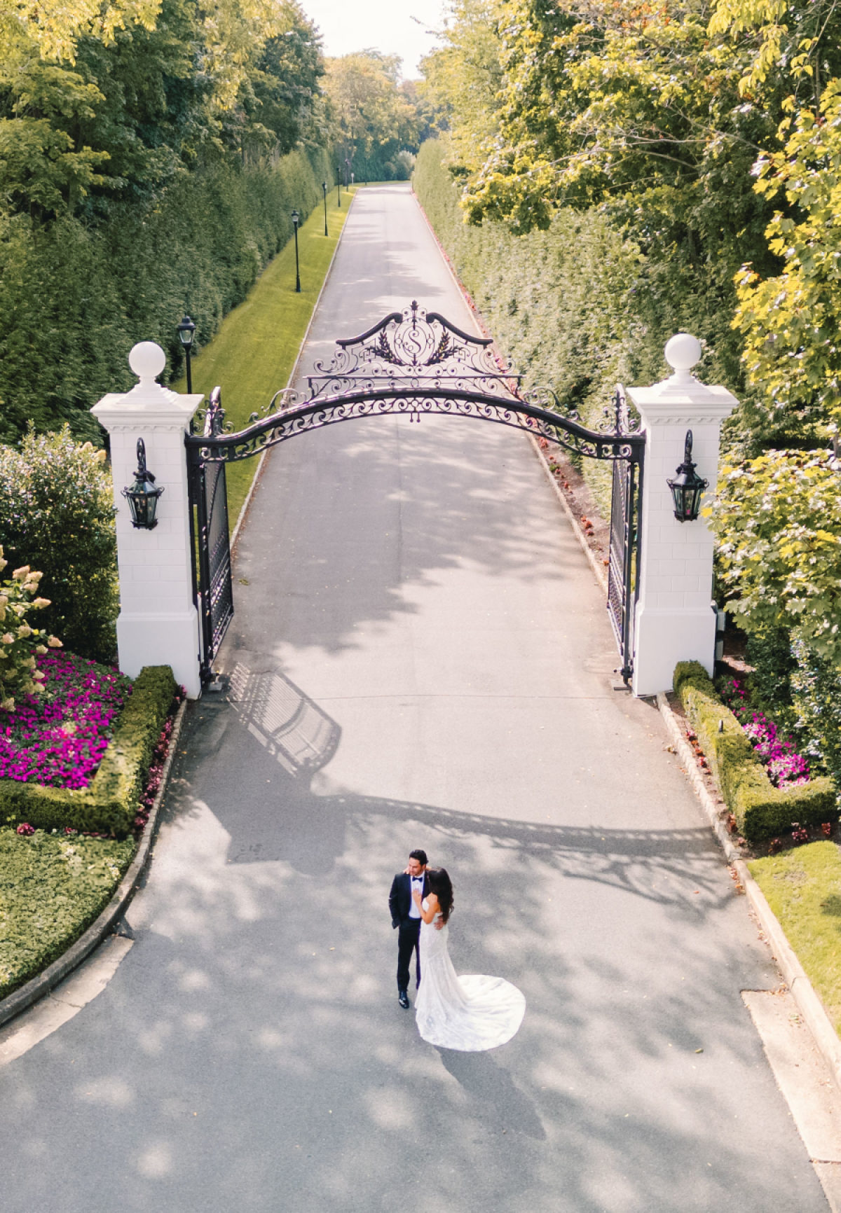 Crisp Whites and Gilded Details in a Sophisticated Shadowbrook Affair