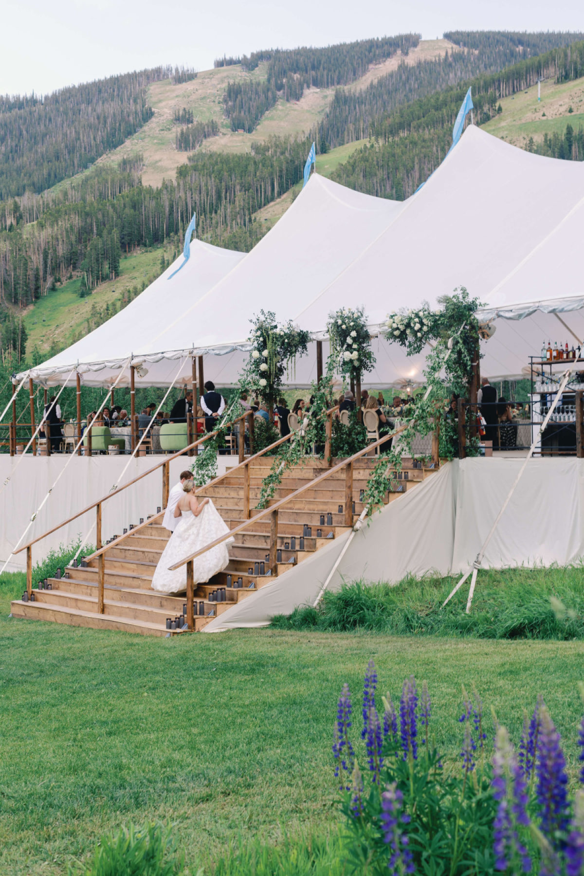 The First-Ever Meadow Wedding at Beano’s Cabin Blends Cozy Coastal Style With Alpine Scenery
