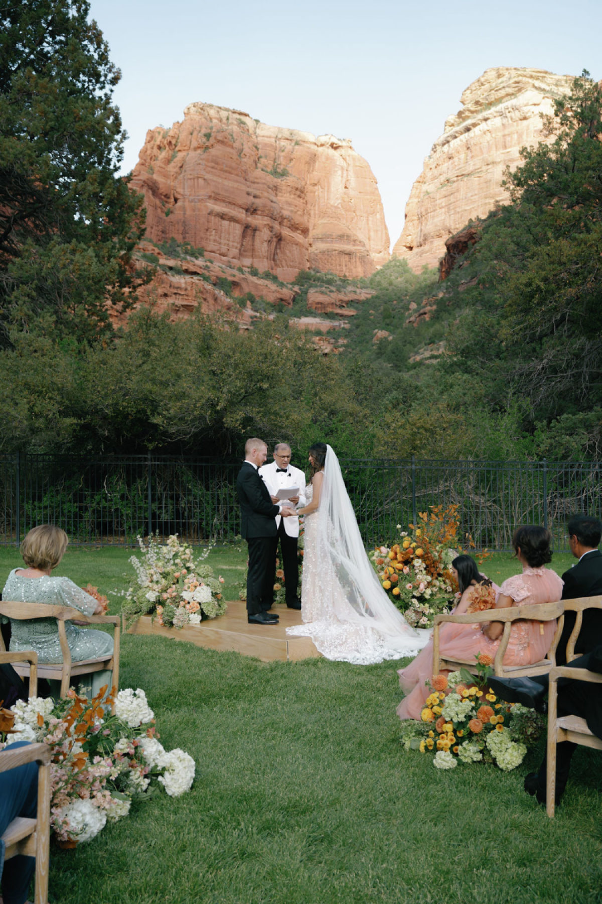 An Earthy Sedona Wedding Blending Natural Textures and Sun-Washed Tones at Enchantment Resort