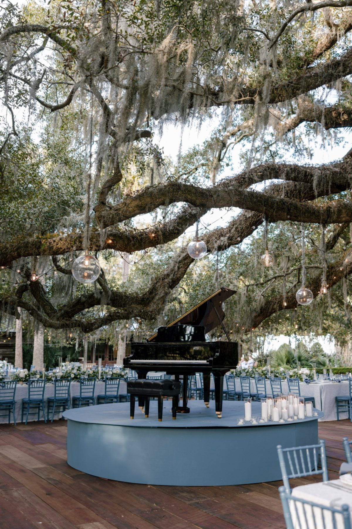A Romantic Kiawah Island Wedding Beneath Grand Oaks and Lowcountry Skies