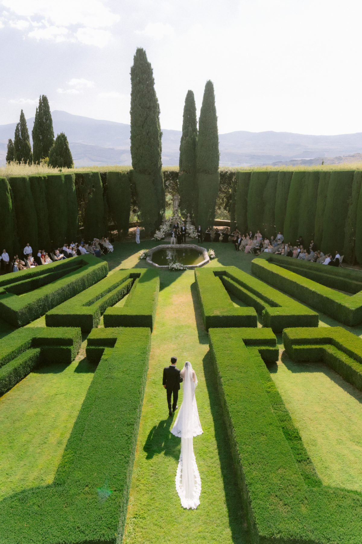 A Classic Italian Villa Wedding at La Foce with Modern Elegance and Gentle Movement