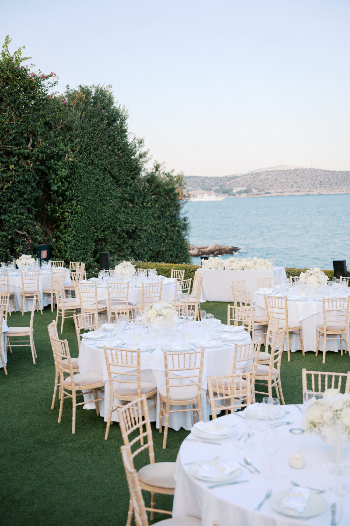 Casamento à Beira do Cliff na Grécia: Elegância e Beleza Natural