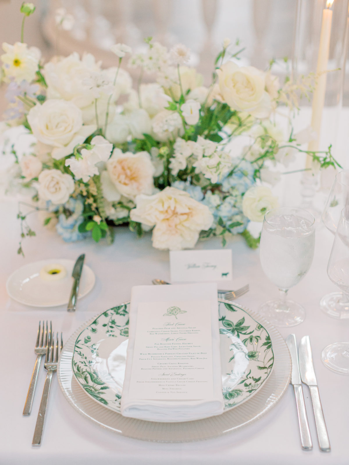 When Pantone’s “Cloud” Meets Emerald Green: A Fresh Take on a Classic DC Summer Wedding