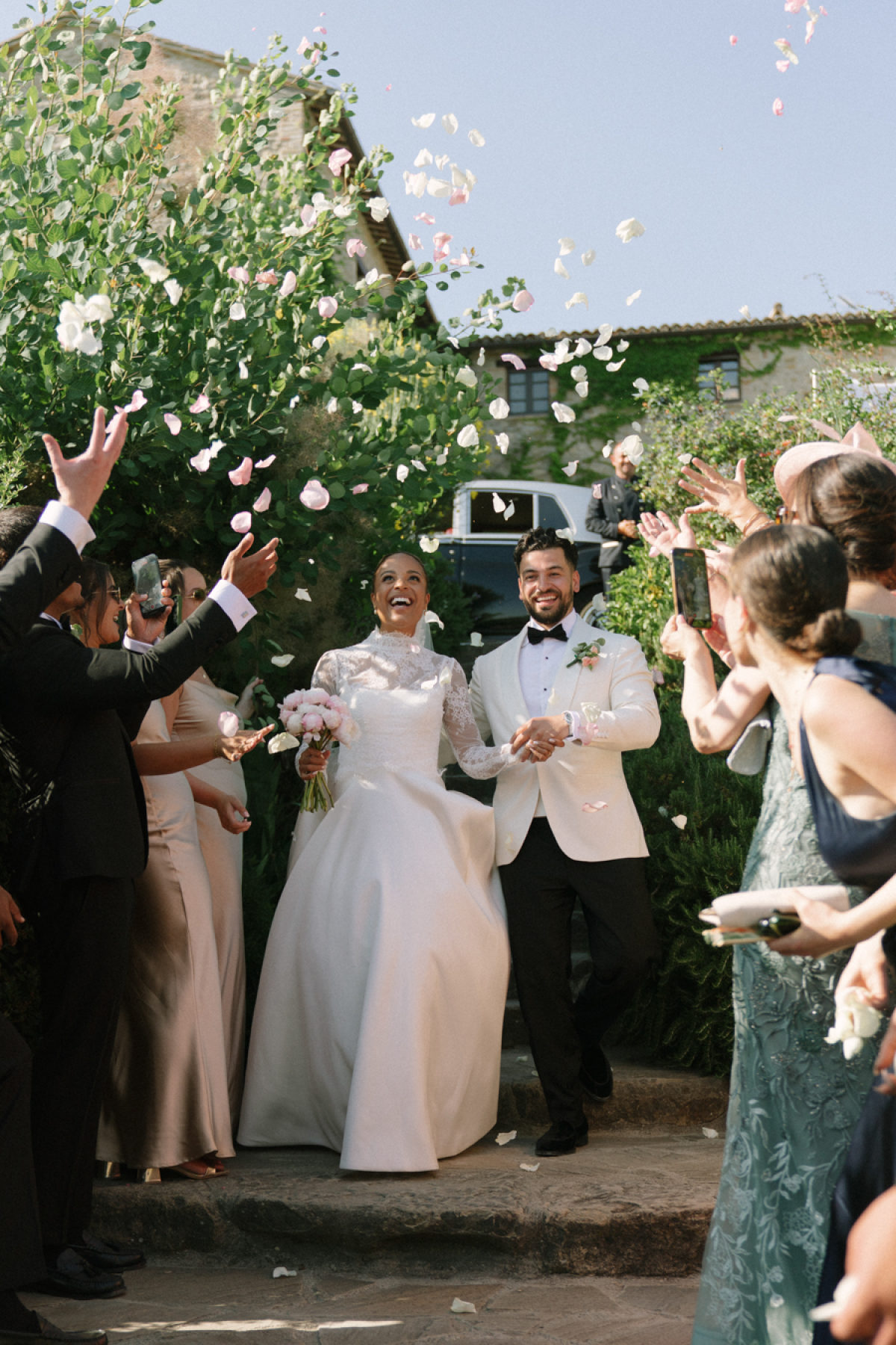 Casamento em Umbria: o charme das flores brancas e vistas incríveis